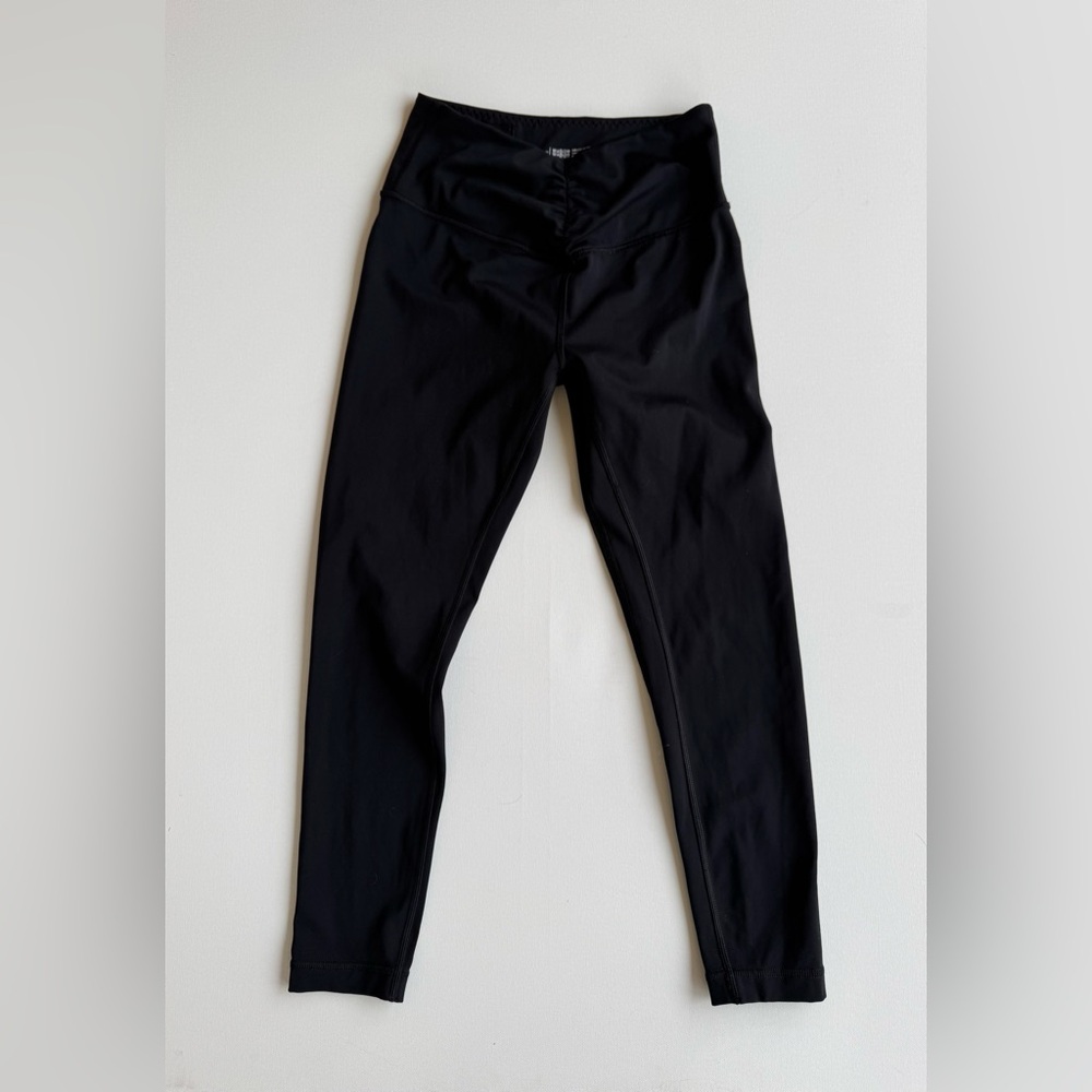 ✨Victorias Secret Sport Cropped Black V- Waisted Leggings✨
Size: Small - Picture 3 of 9